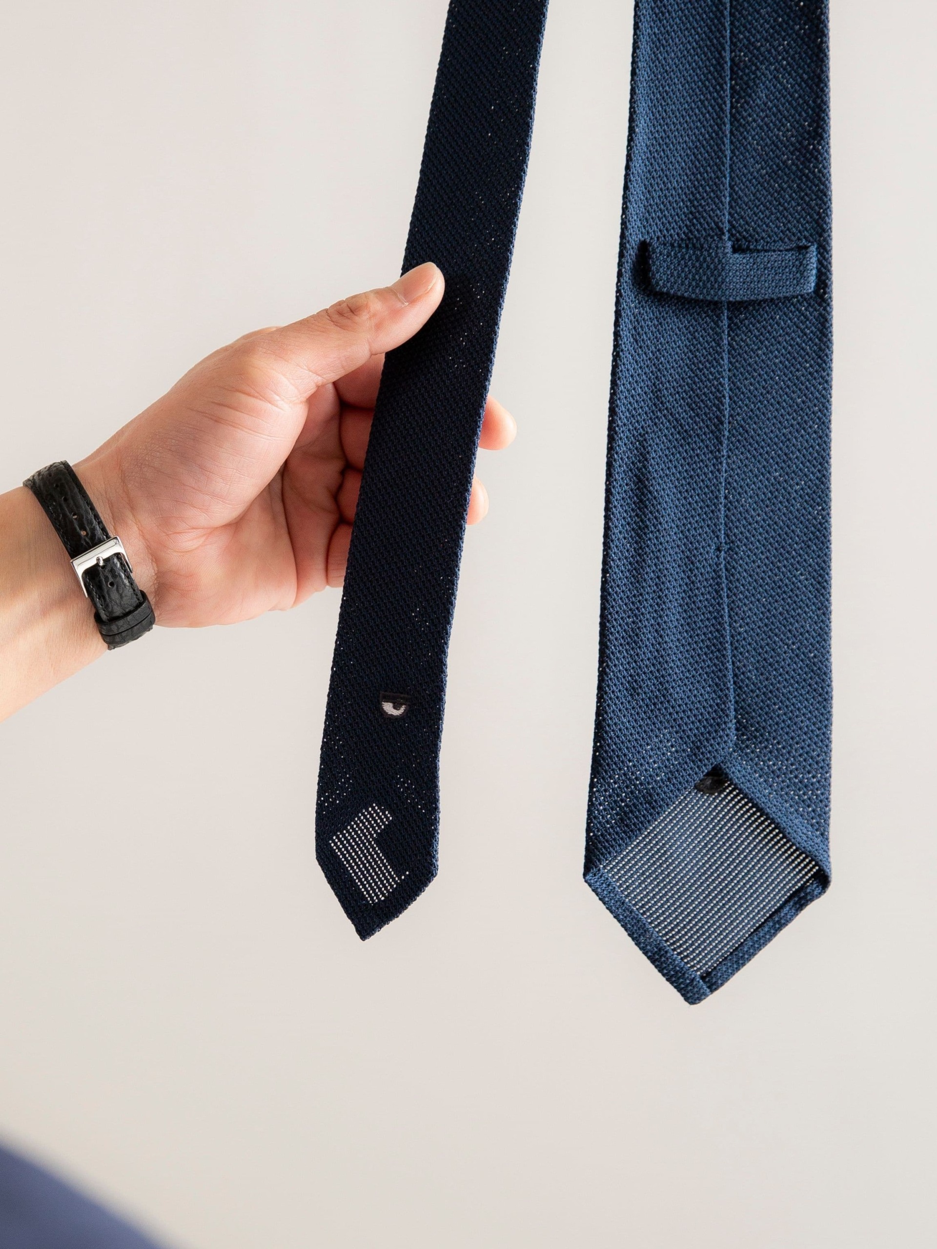 シルク・グレナディンタイ｜三白眼