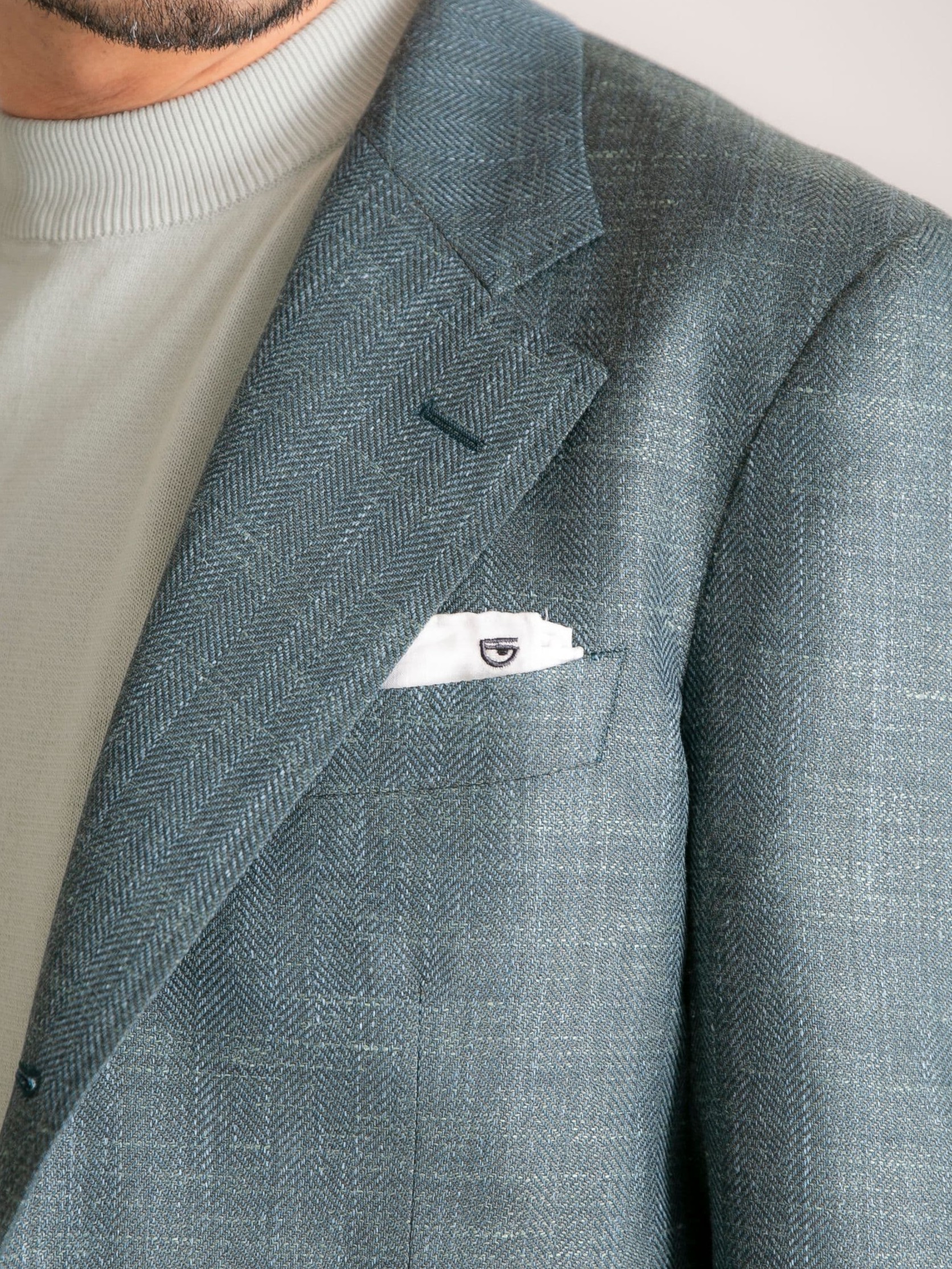 ホワイトリネンチーフ｜三白眼