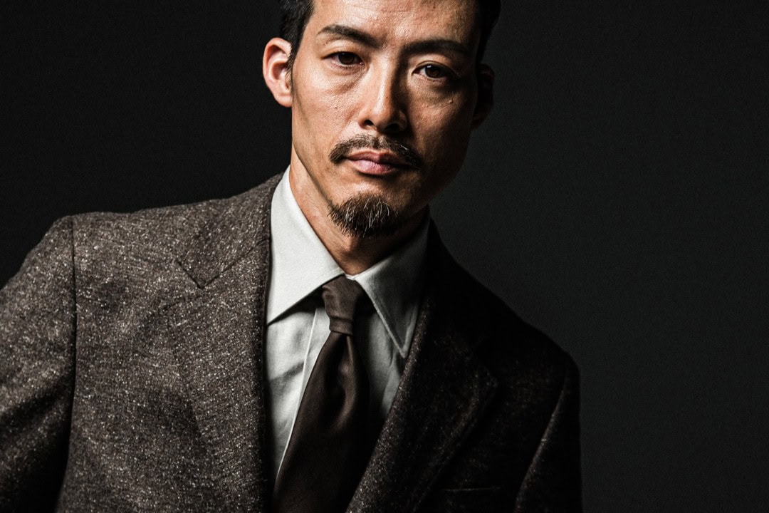 ブラウンのジャケットとネクタイを纏う男性｜DearBarber 2026AW